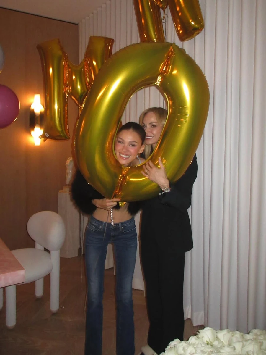 Нікола Пельтц з мамою на фото