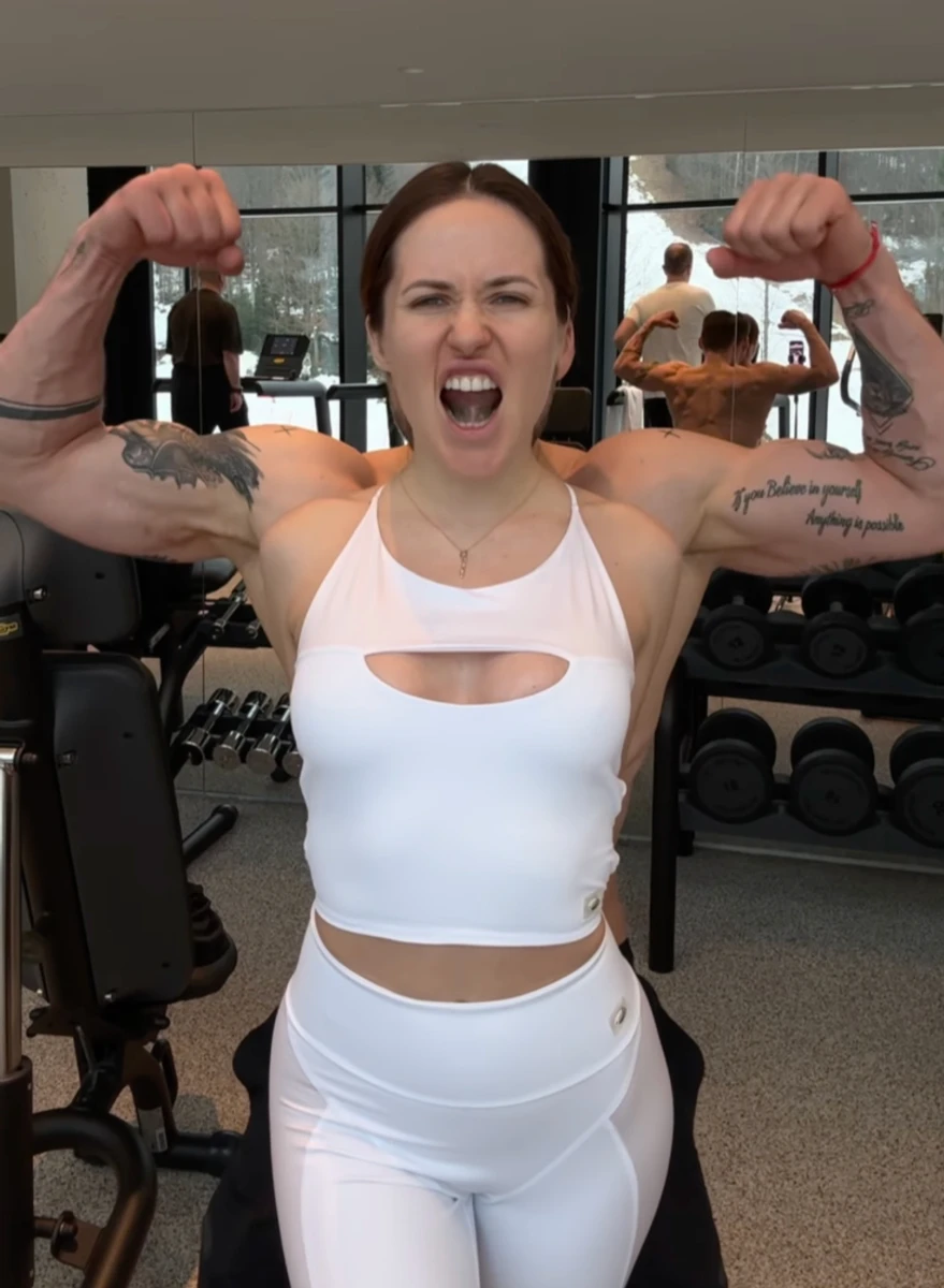 Наталка Денисенко в спортлуці посвітила тілом на смішному відео з коханим