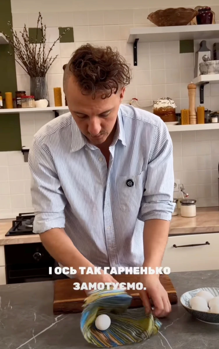 Євген Клопотенко показав, як пофарбувати крашанки оцтом і шовком
