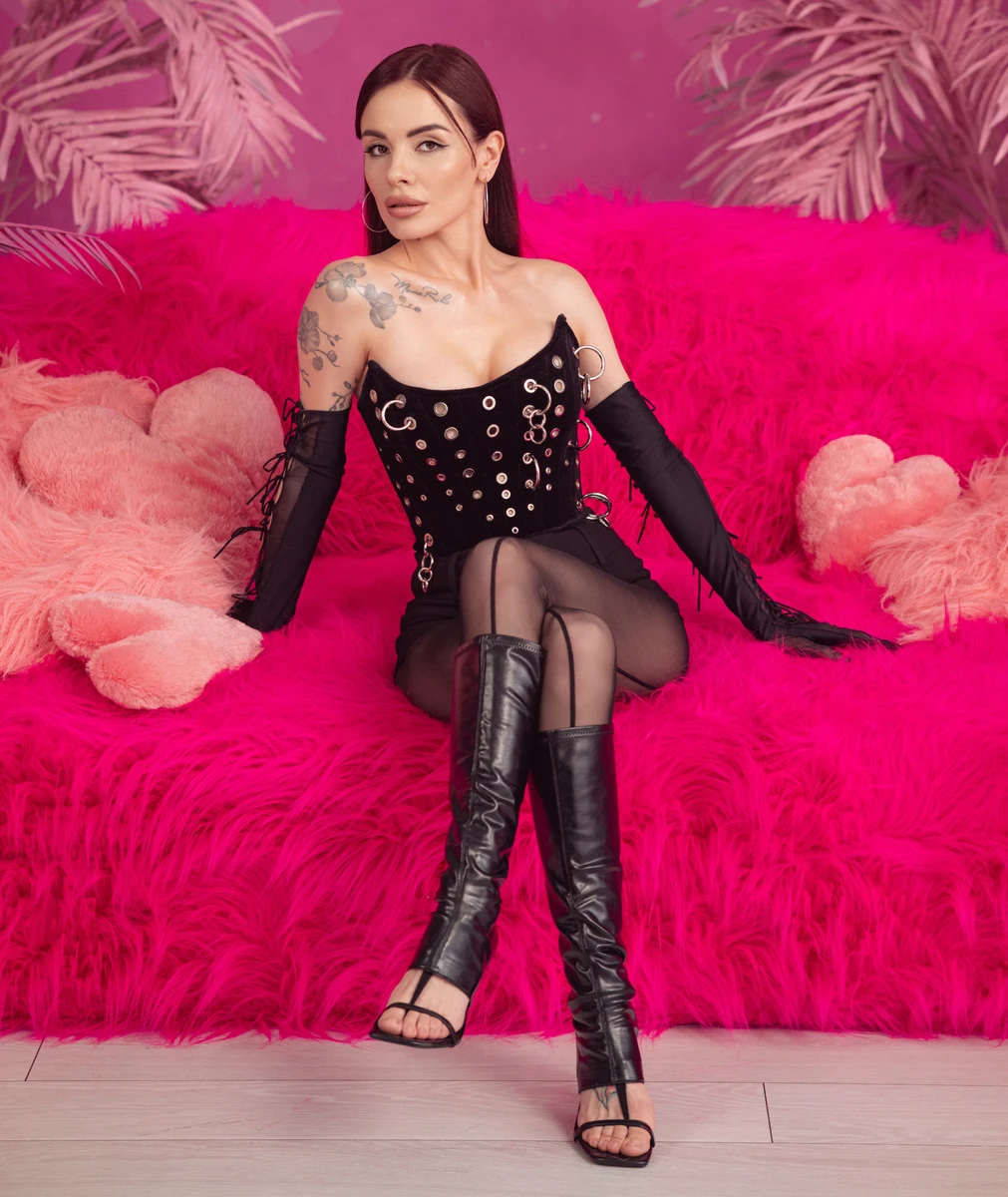 MamaRika у корсеті попозувала у сексі луці в кліпі