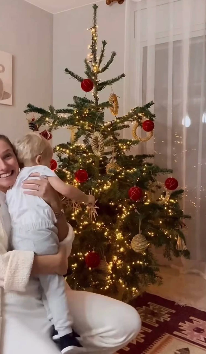 2-річний Іван в маминих обіймах