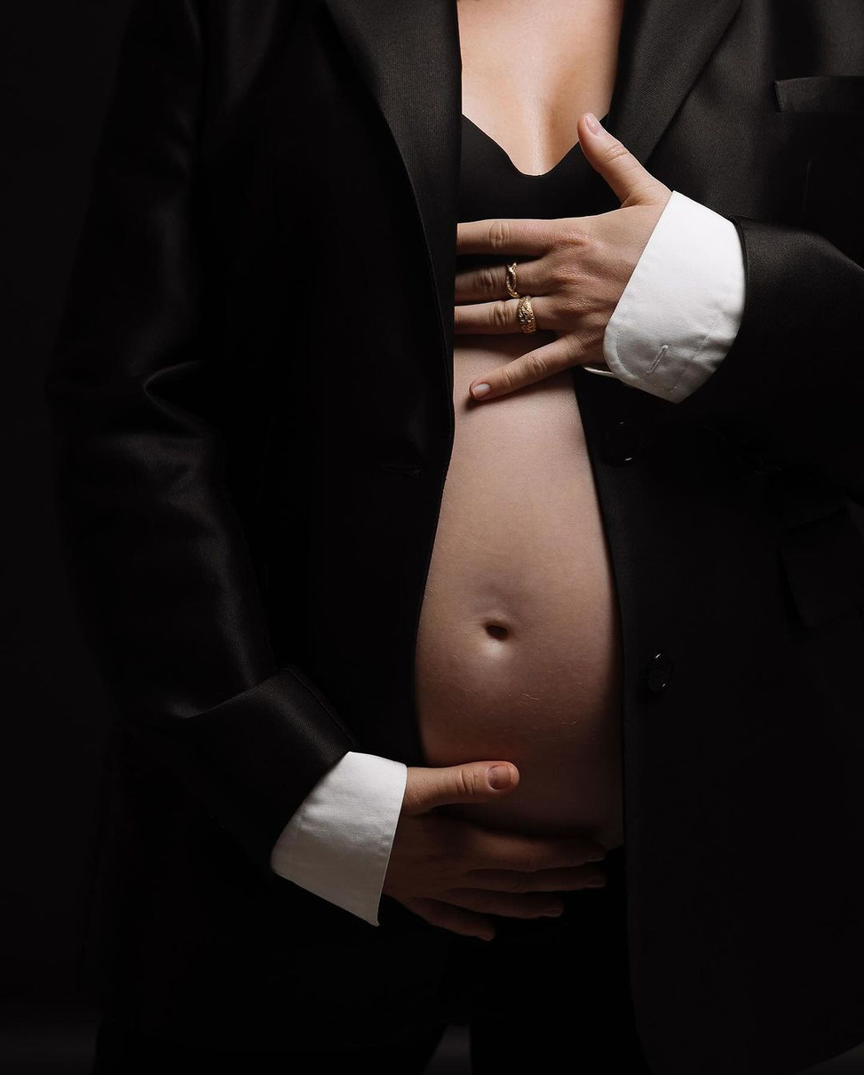 Депутатка Шкрум посвітила оголеним вагітним животиком