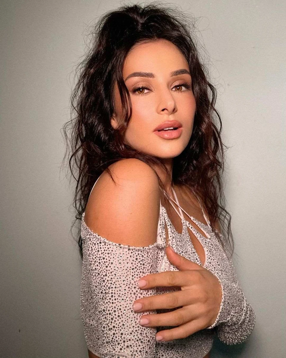 Перш ніж почати на повну тішити фанів пляжним контентом, Злата вирішила чесно розказати, що в її відпочинку пішло не так