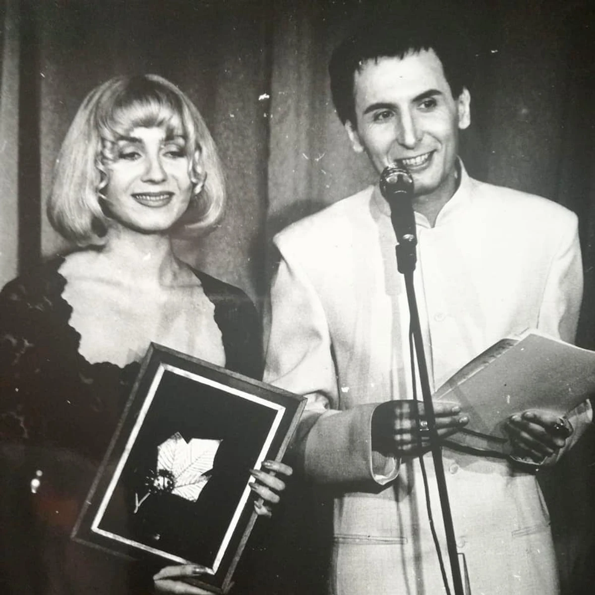 Ірина Білик в молодості. Тоді зірка віддавала перевагу короткому каре з чубчиком та русявому кольору волосся. Але недовго