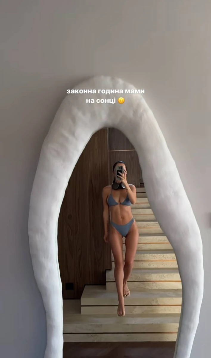 До речі, за 5 днів після пологів Парфільєва скаржилася, що до неї не повернувся прес