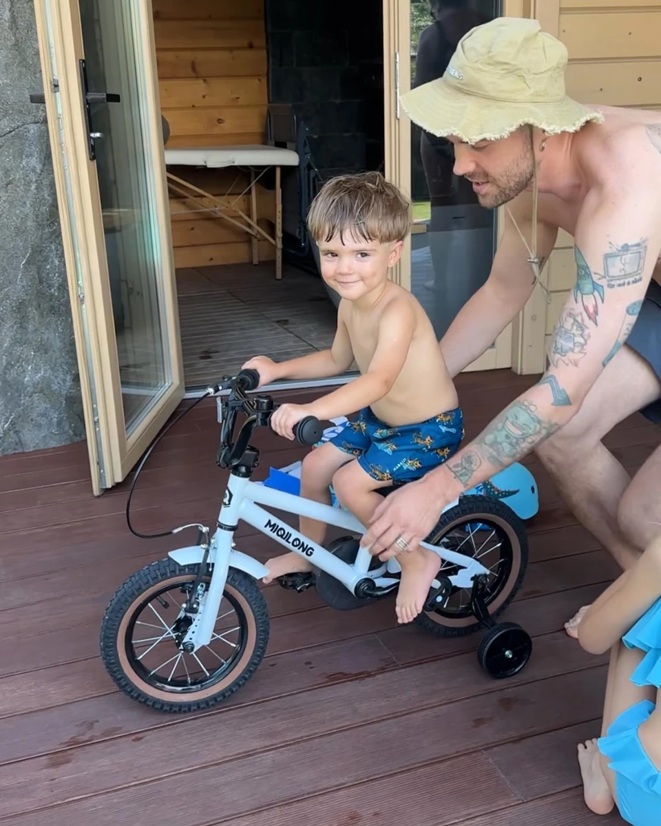 Кацурін з сином на велосипеді