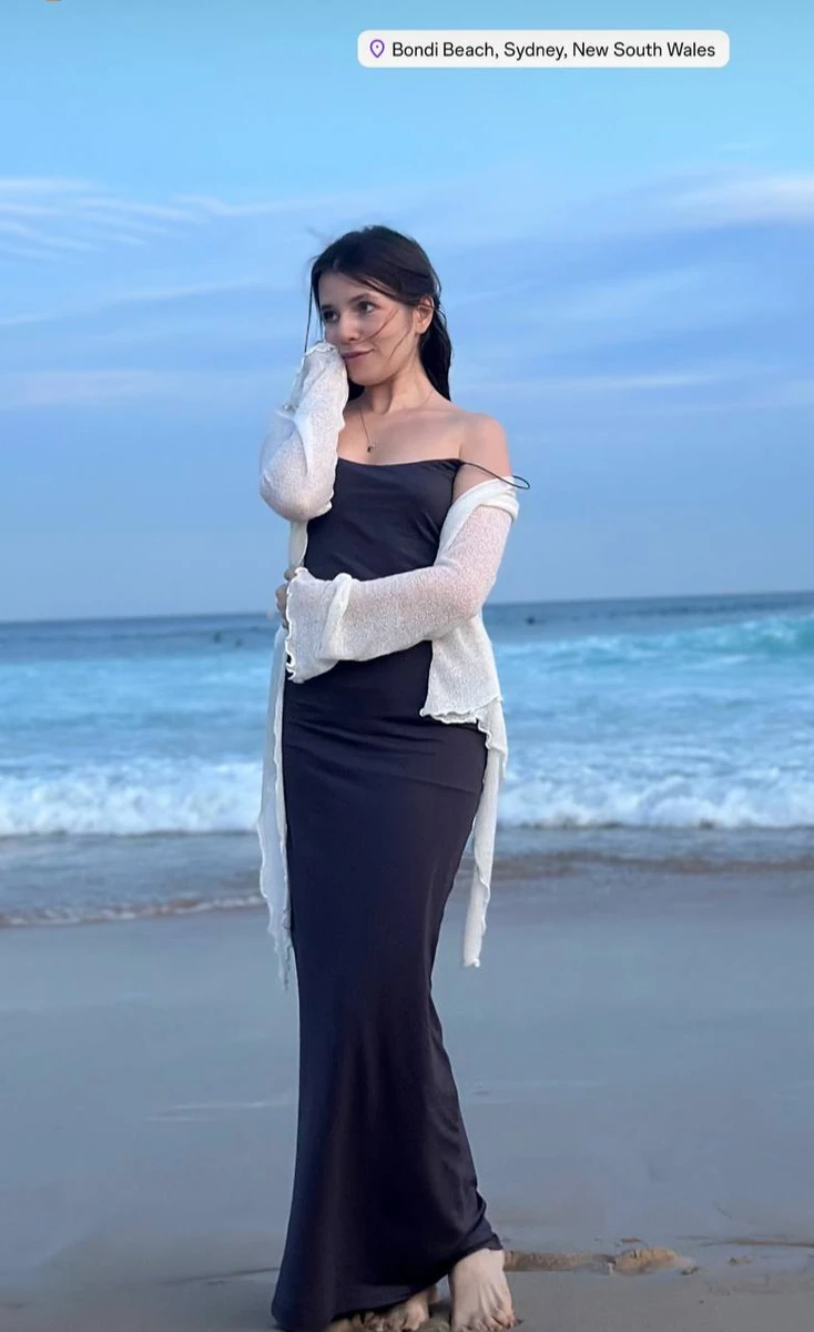 Христина Соловій в сукні на березі океану