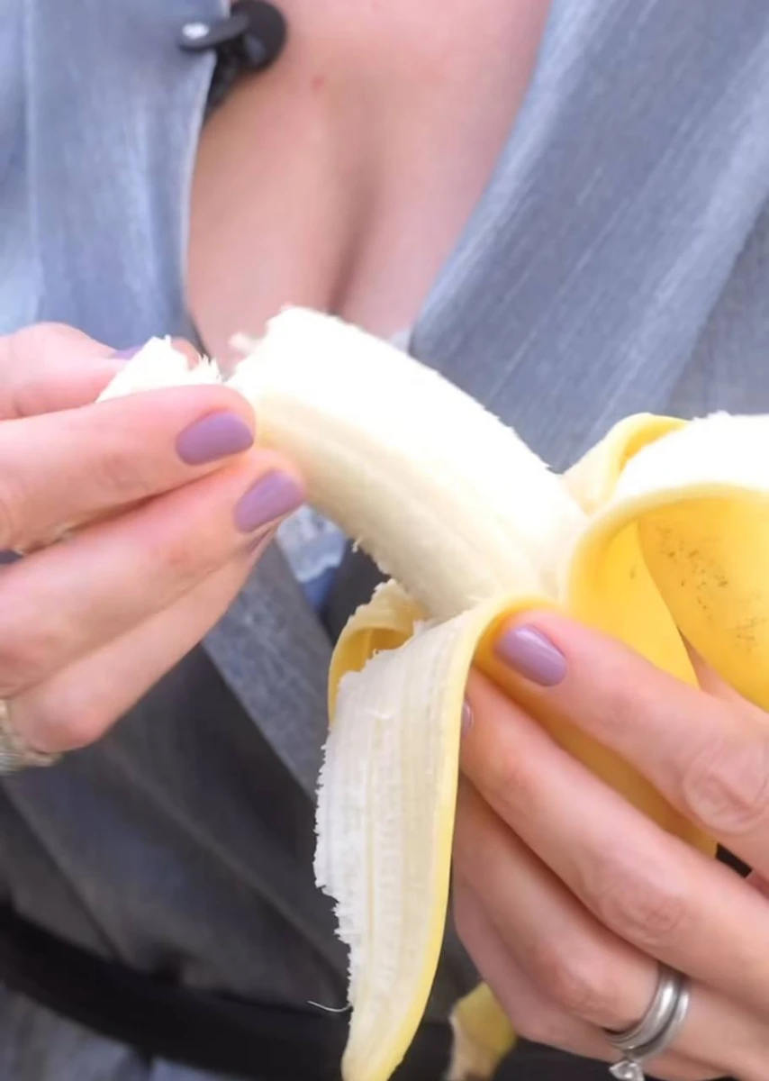 Оля відірвала маленький шматочок фрукта руками