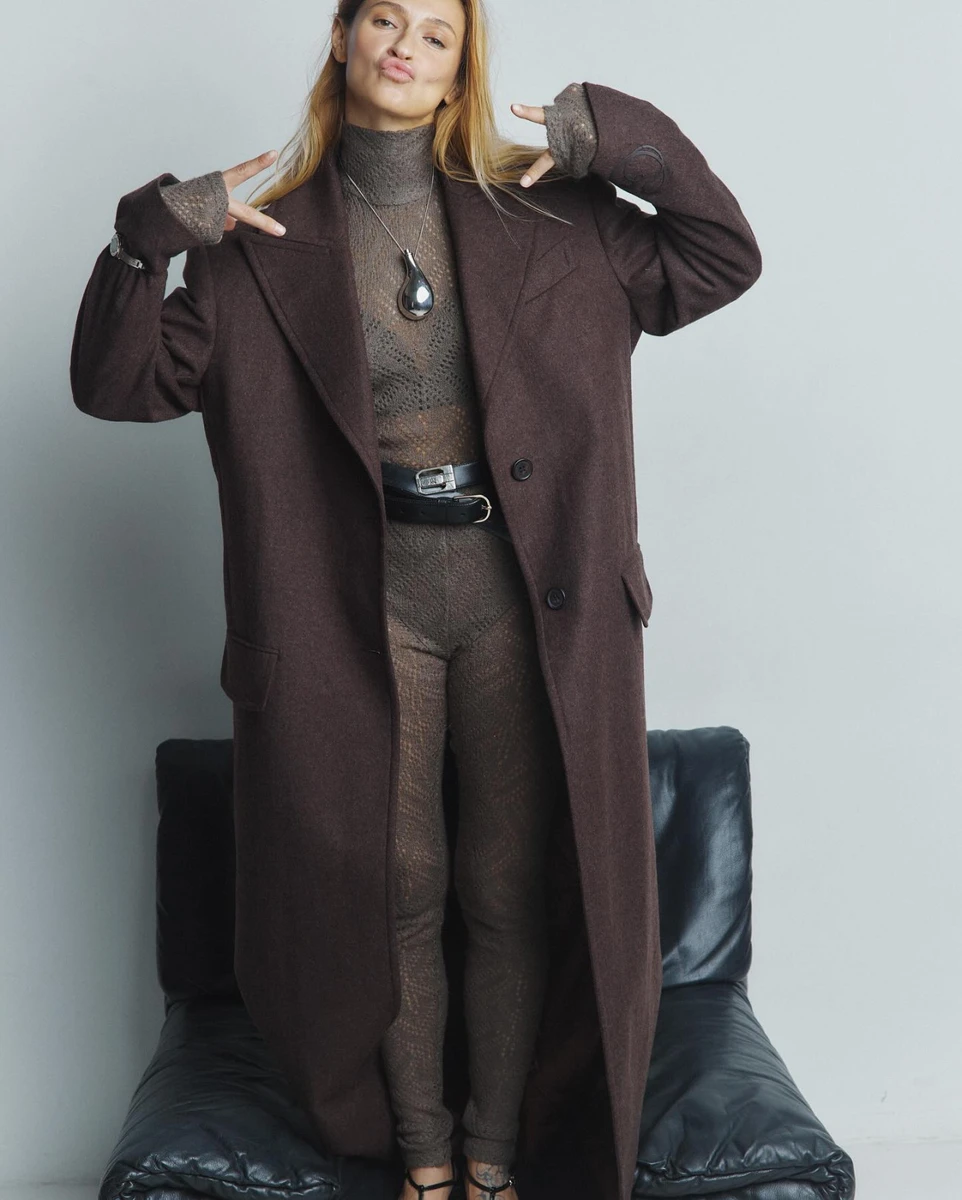 Решетняк у теплому пальті на осінь