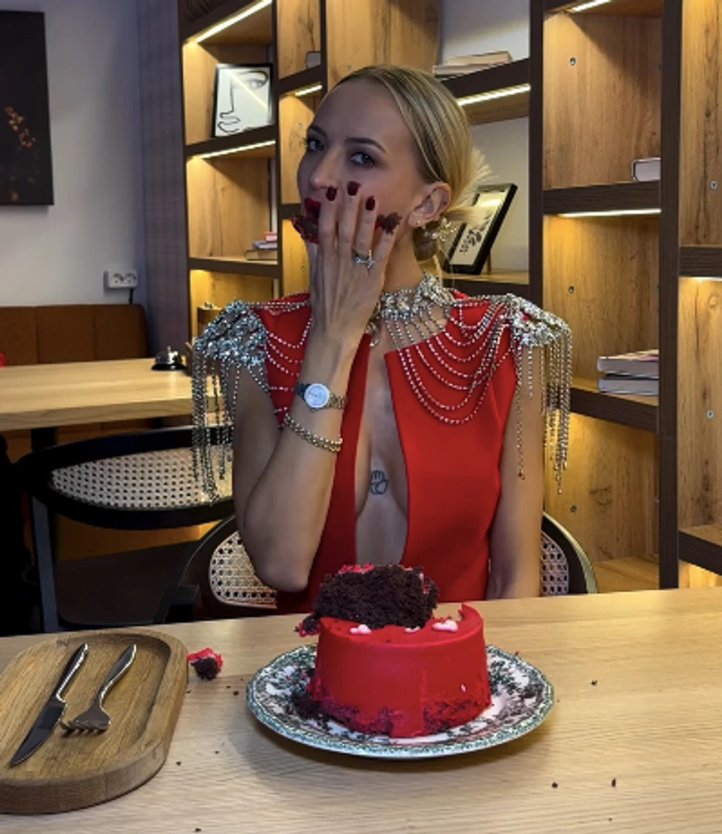 Сопонару з глибоким декольте показала спокусливе відео