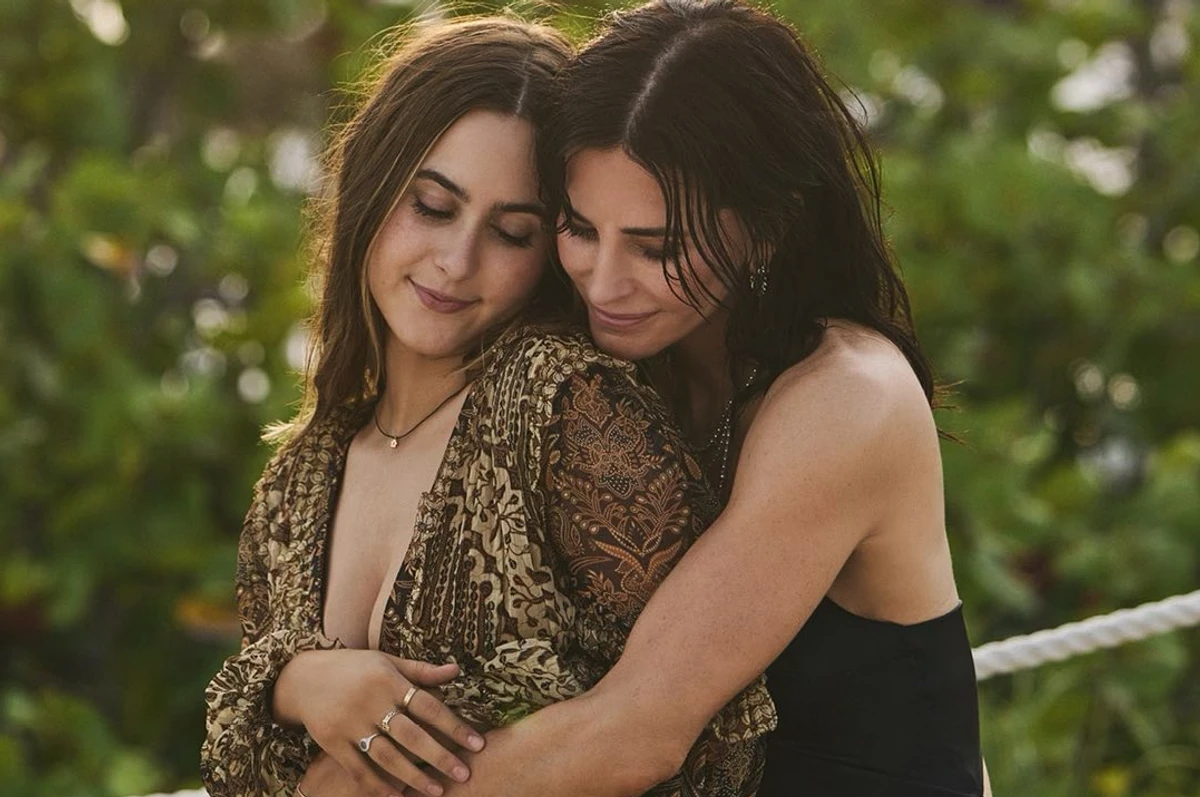 Кортні Кокс обіймає свою дочку