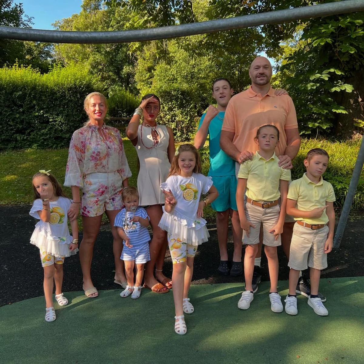 Тайсон Ф'юрі показався з дружиною і 7 дітьми у яскравих луках