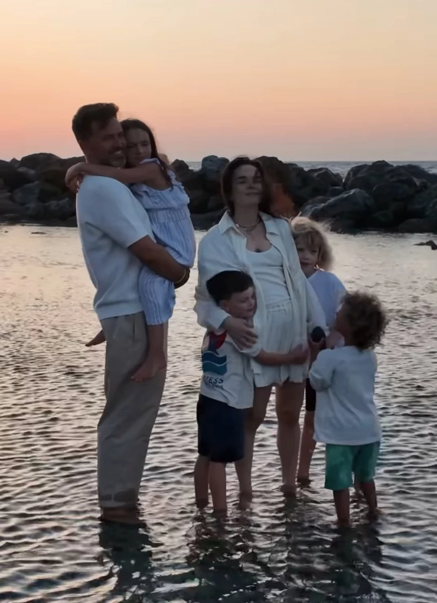 Тімур та Інна Мірошниченко замилували кадрами з усіма дітьми на Криті