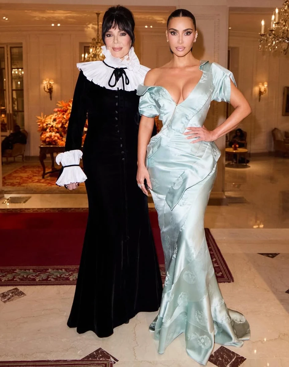 Кім Кардашян похвалилася фігурою у сексі луці поруч з мамою