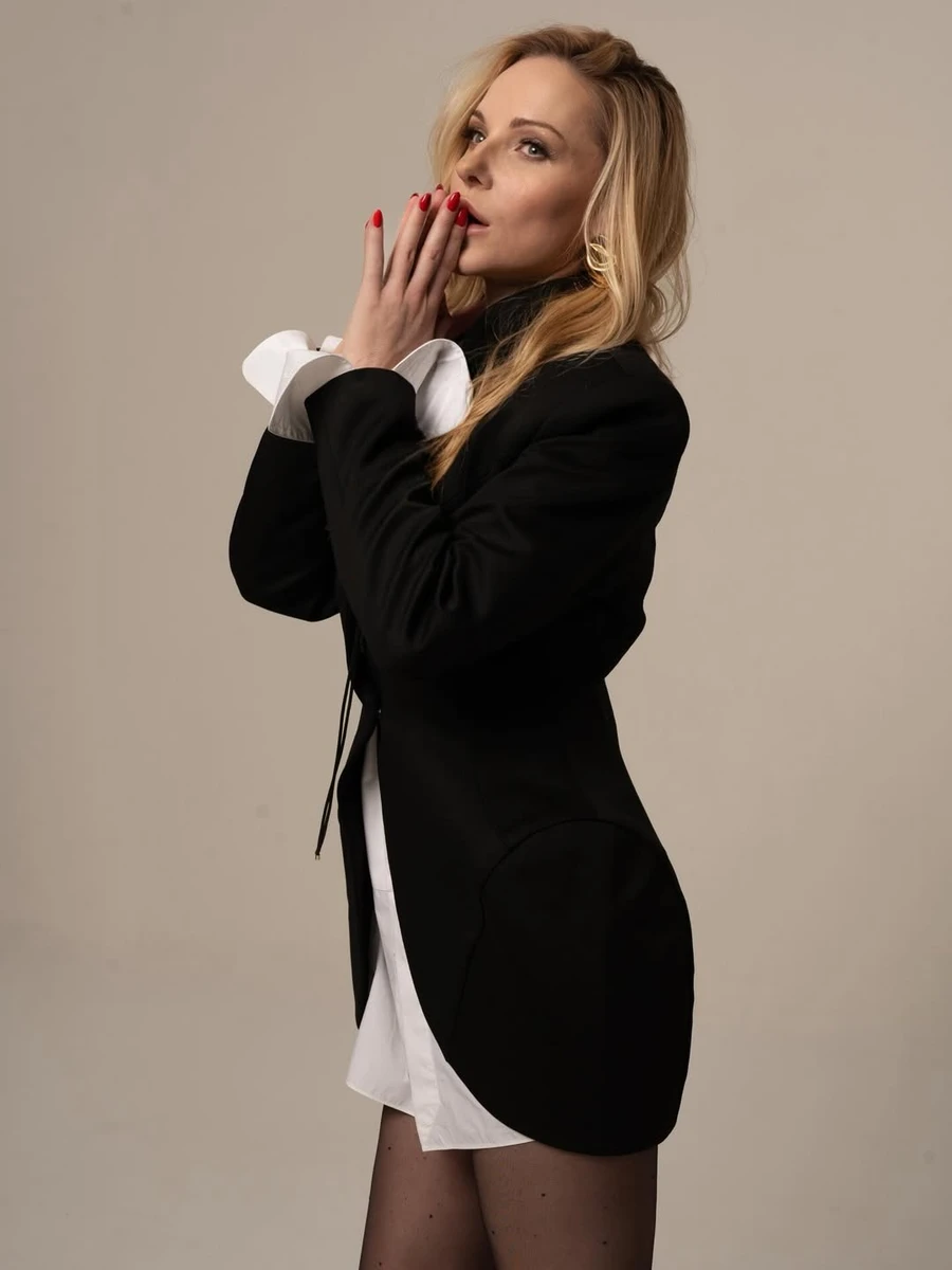 Даша Трегубова у самій сорочці засвітила фігуру в студії