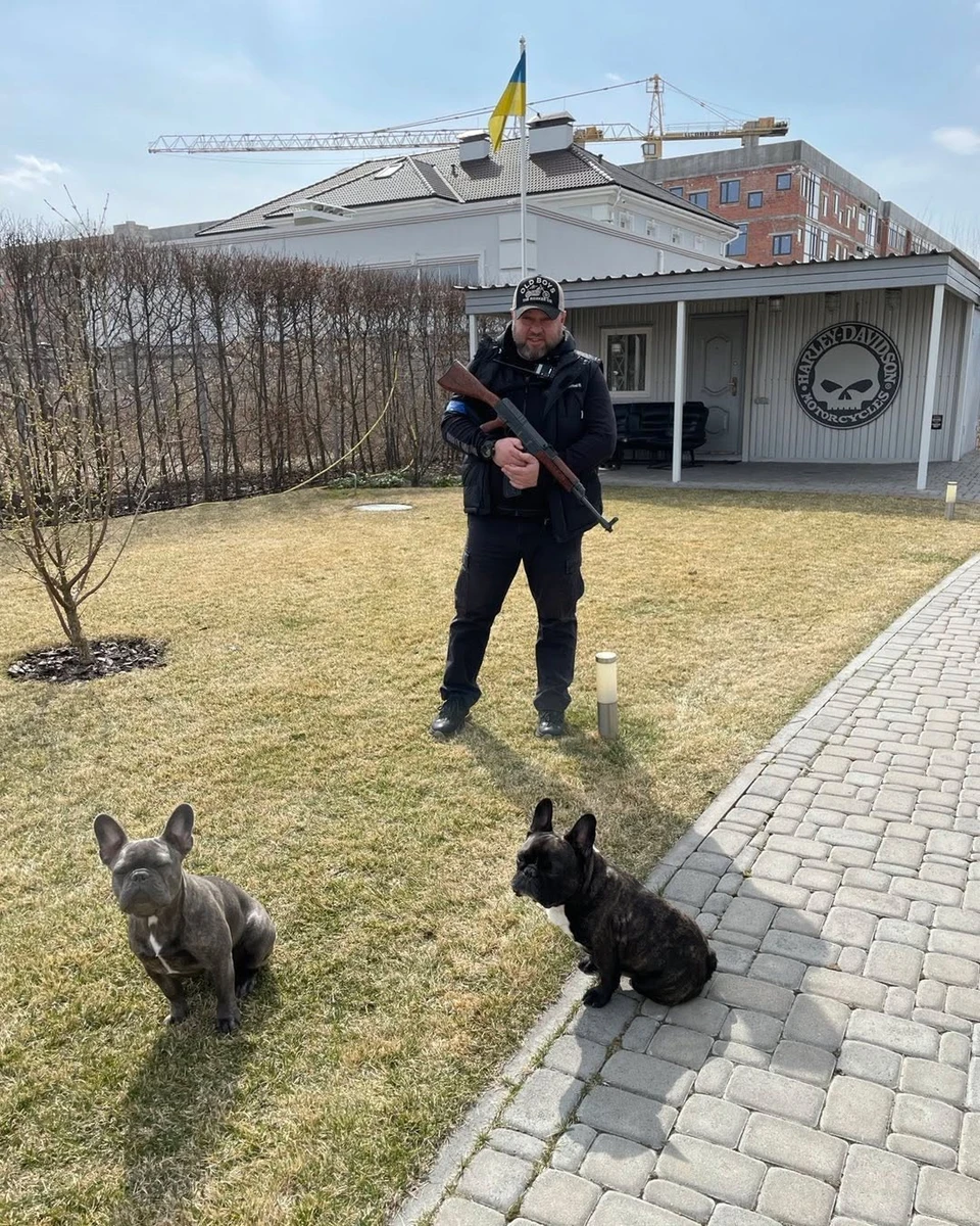 Олександр Пікалов зі зброєю