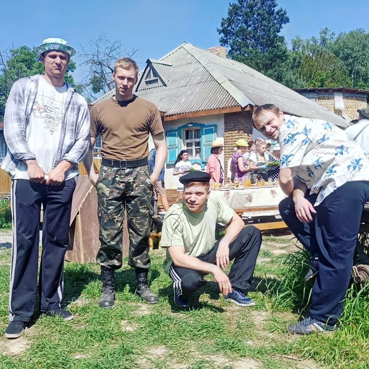 Чоловіча команда акторів серіалу Спіймати Кайдаша. Бакланов другий ліворуч, біля Тараса Цимбалюка