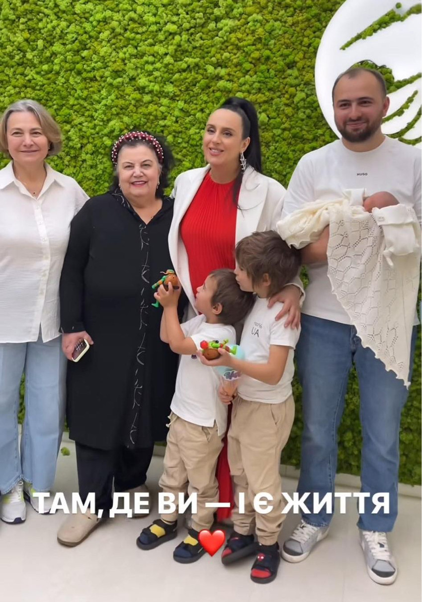 Сім'я майже в повному складі зустрічала Джамалу з малюком