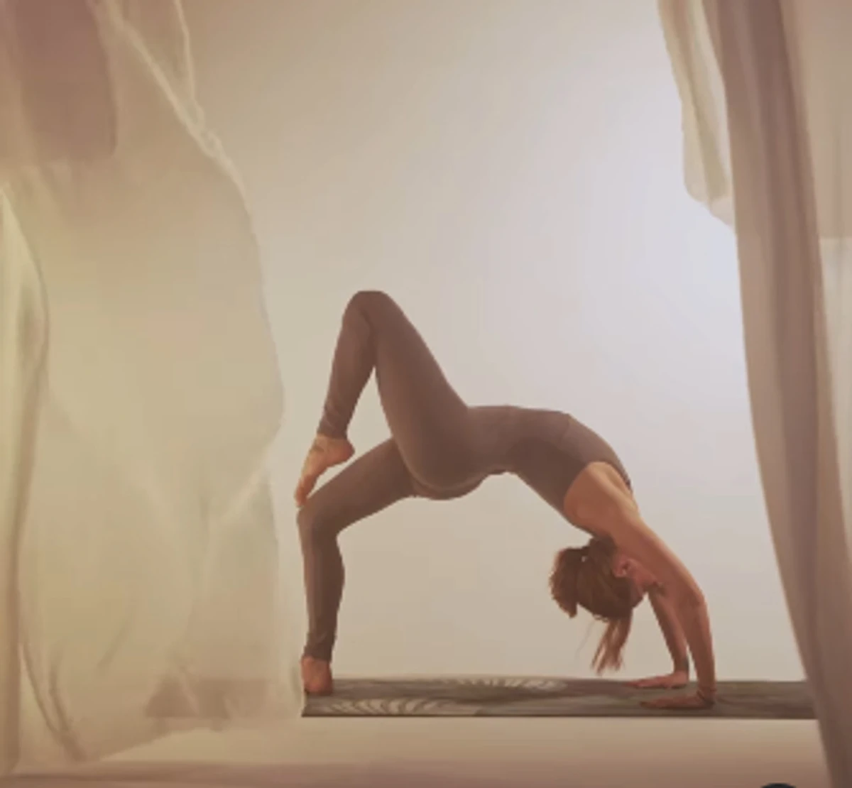 Tayanna в обтислому комбінезоні стала в йога-позу