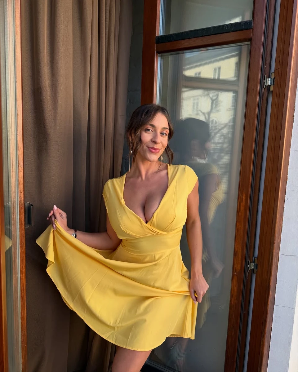 Джозефін Джексон попозувала з декольте