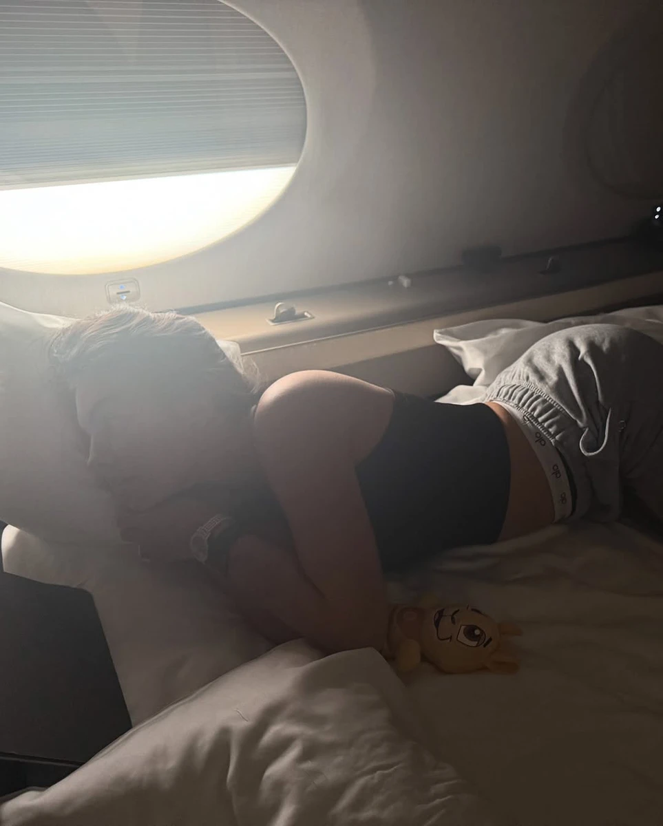 Наречена Роналду вигнулася на ліжку в літаку