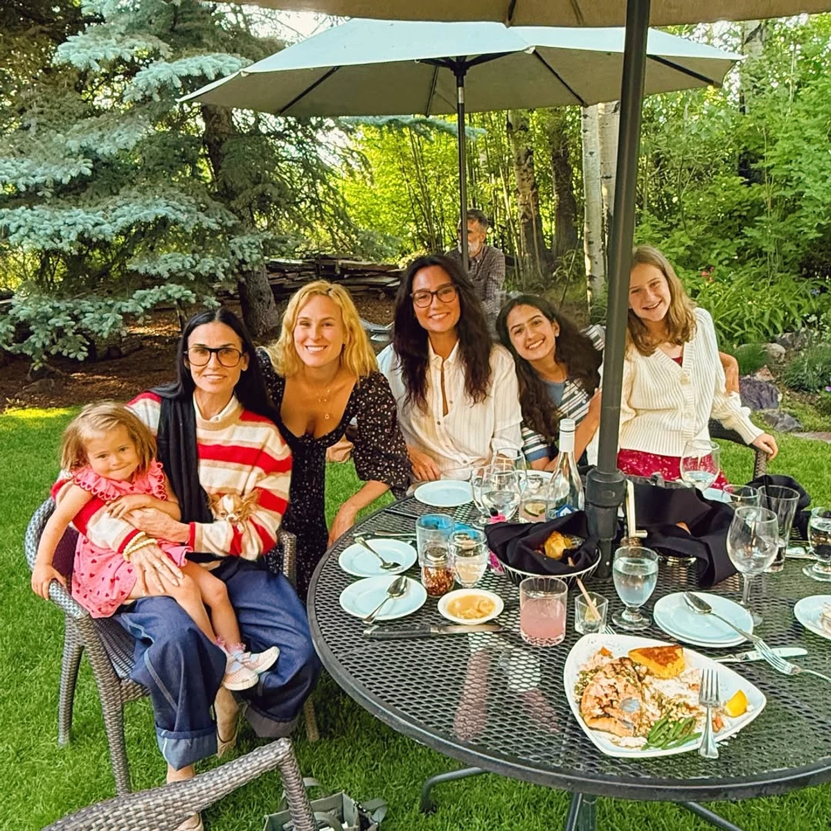 Демі Мур з дочкою і онукою прийшла на свято дружини Брюса Вілліса