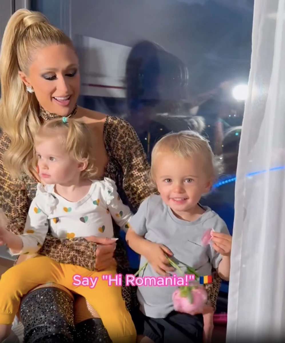 Періс Хілтон замилувала кадрами з дітьми у Румунії