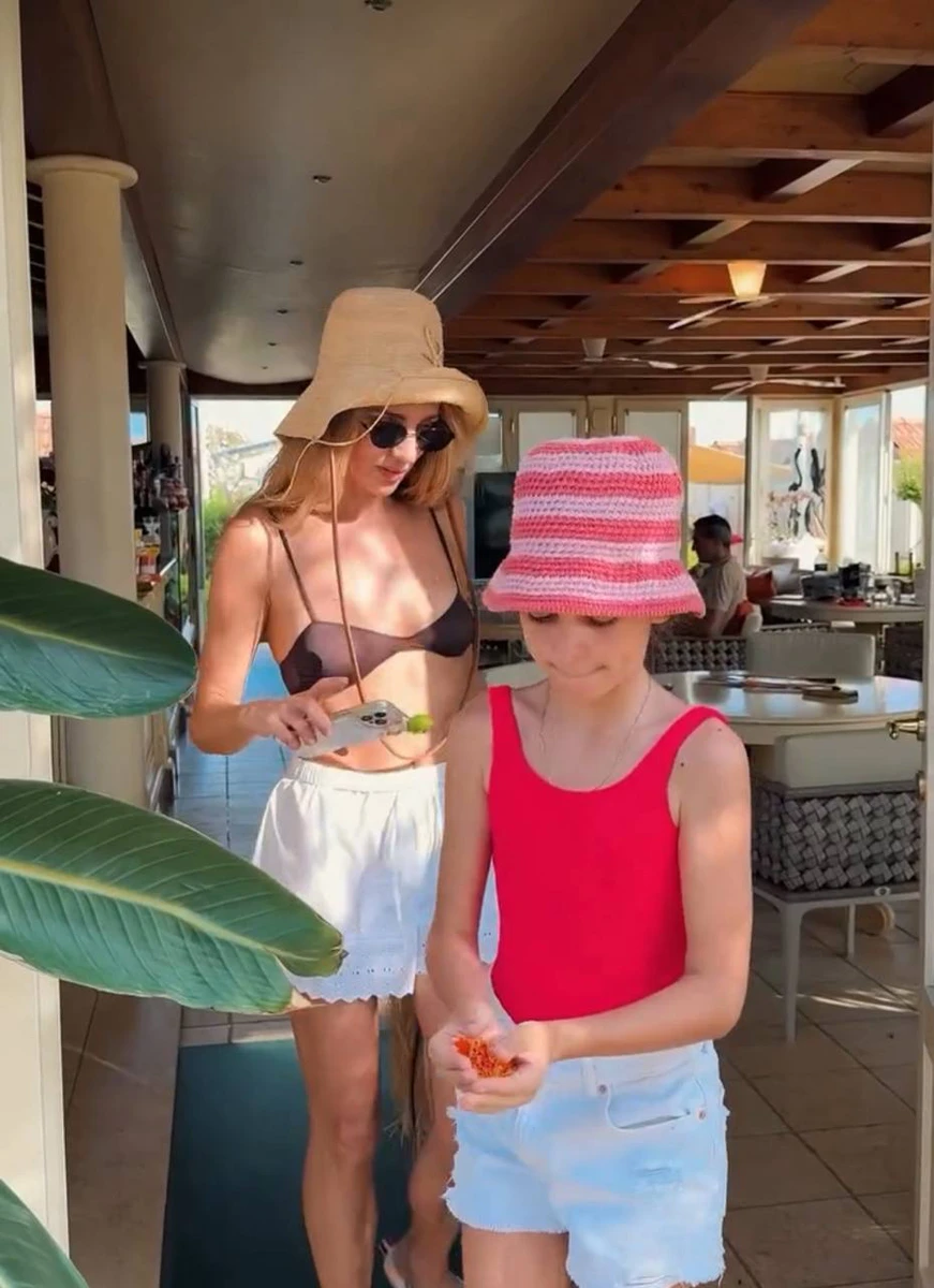 Саті підростає не менш яскравою, ніж її мама