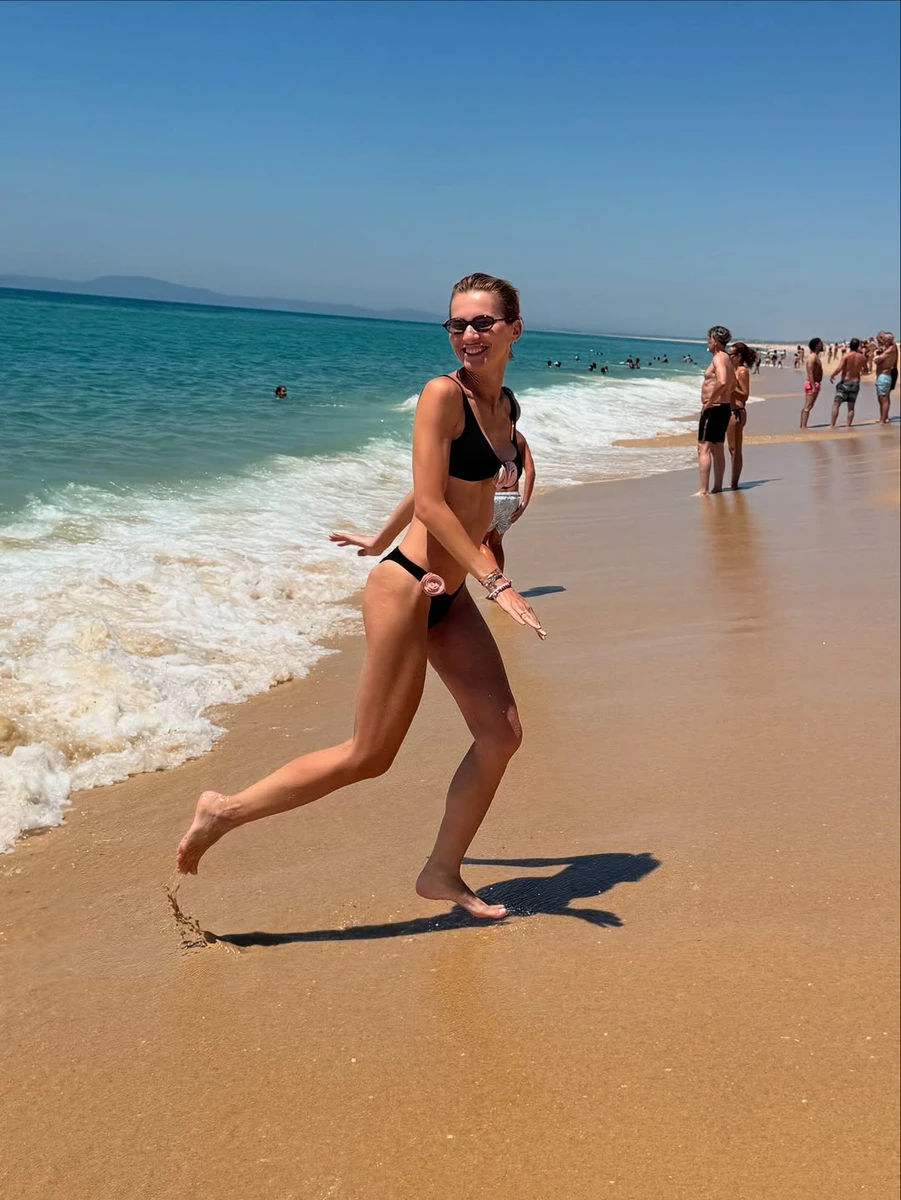 Єлизавета Юрушева у бікіні похвалилася підтягнутим тілом в Португалії