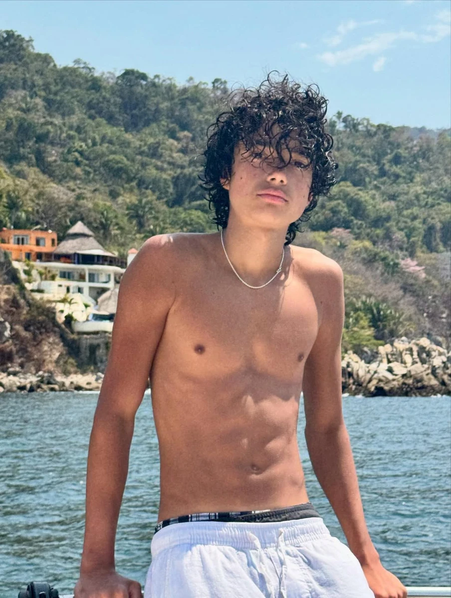 Катерина Кухар показала свого сина-підлітка на відпочинку з нею