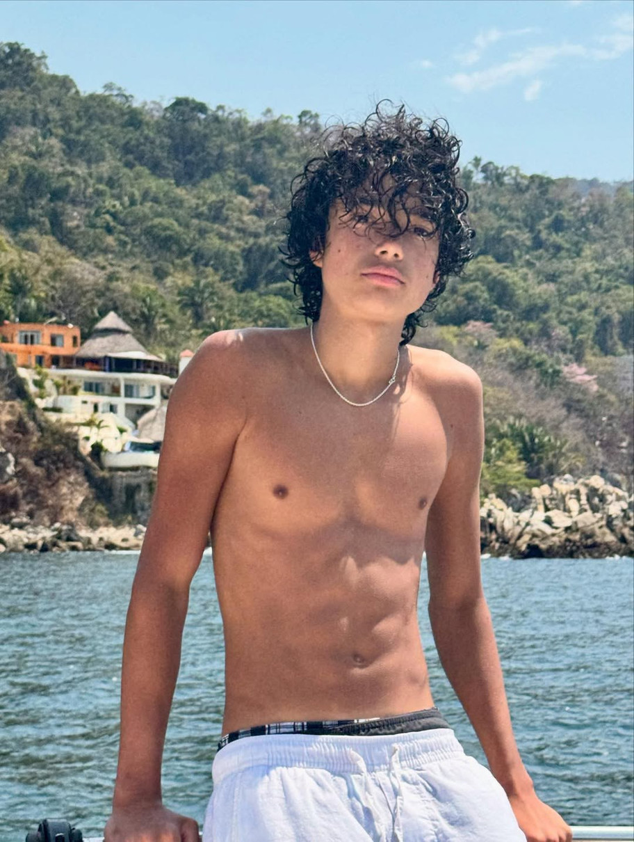 Катерина Кухар показала свого сина-підлітка на відпочинку з нею