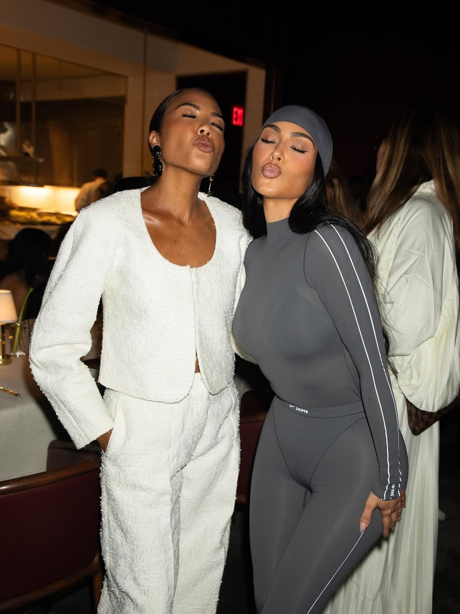 Кім Кардашян у сексі луці показала апетитні форми