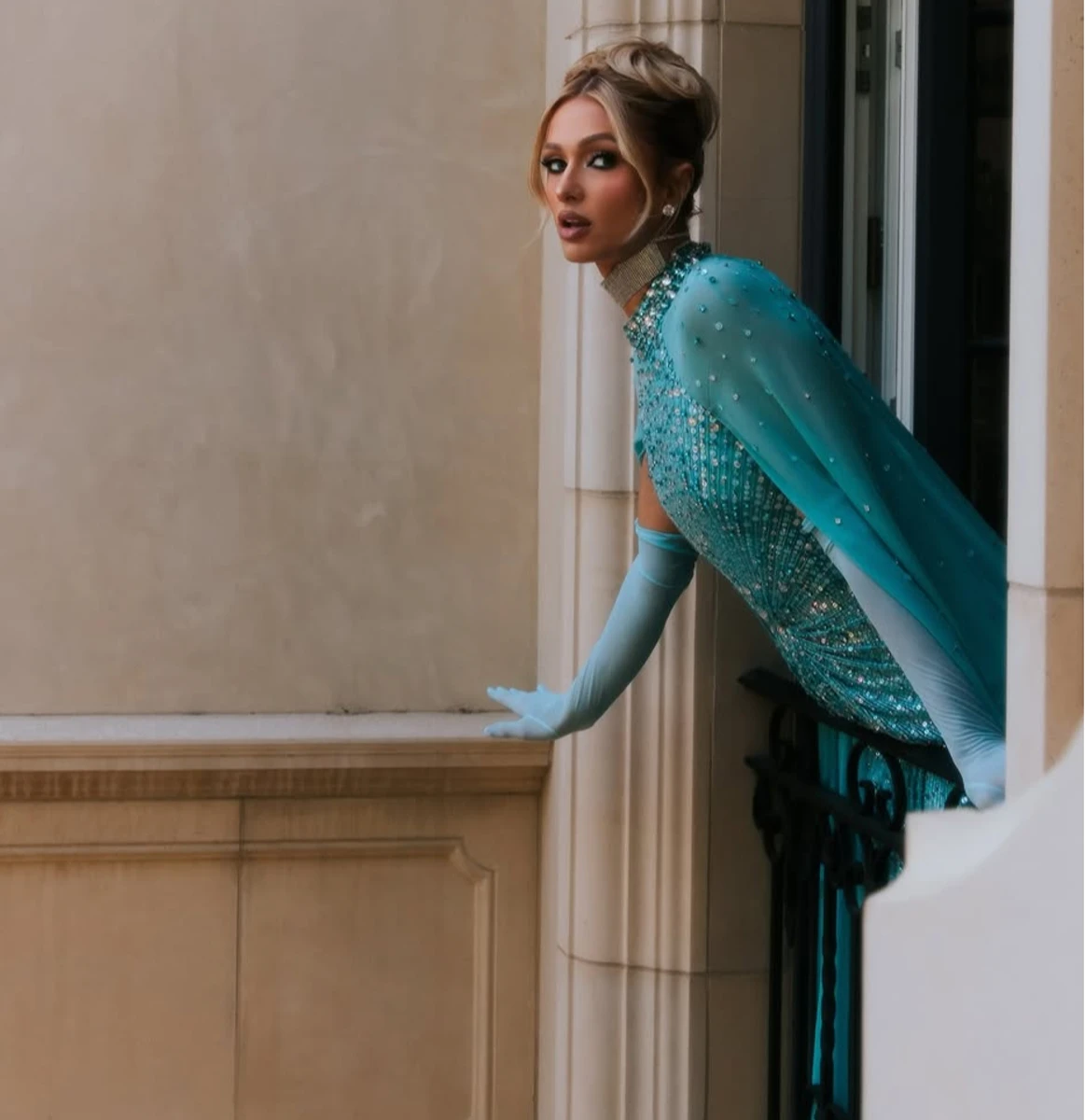 Періс Хілтон у блакитному попозувала на весіллі Селени Гомес