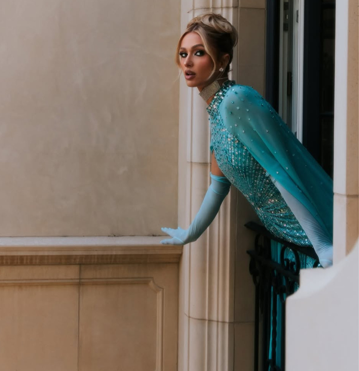 Періс Хілтон у блакитному попозувала на весіллі Селени Гомес