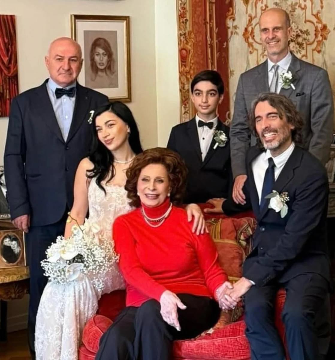 Софі Лорен попозувала з молодятами