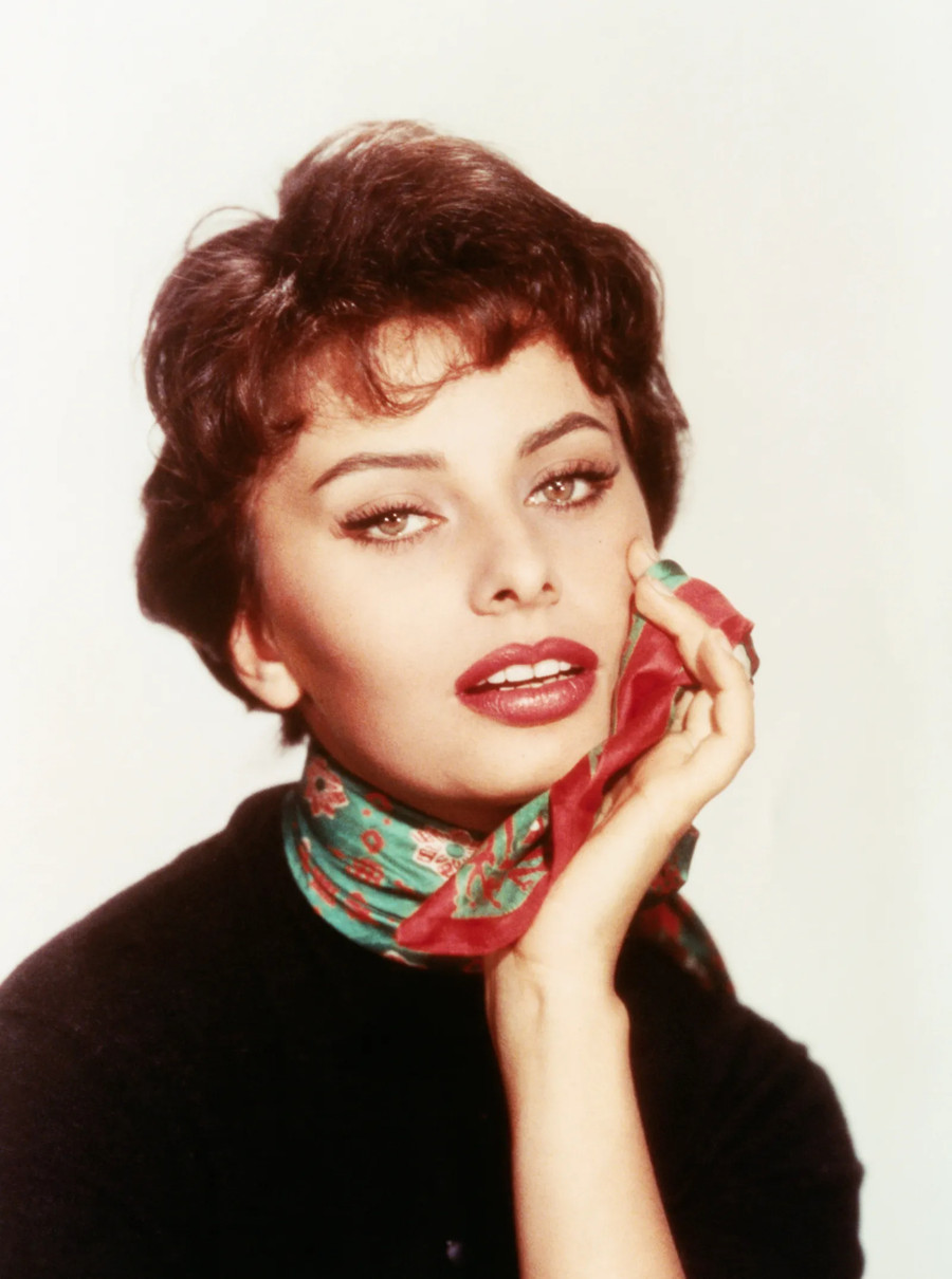 Софі Лорен позує у хустці