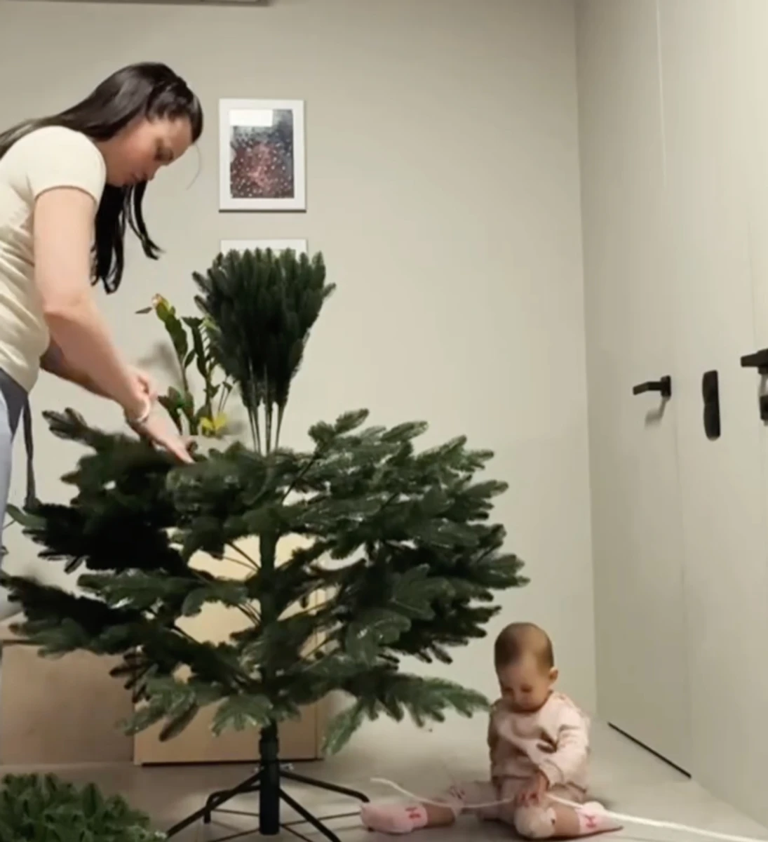 Дружина POSITIFF показала, як вони з донечкою прикрашали ялинку