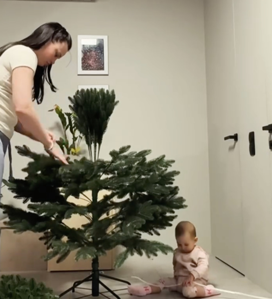 Дружина POSITIFF показала, як вони з донечкою прикрашали ялинку