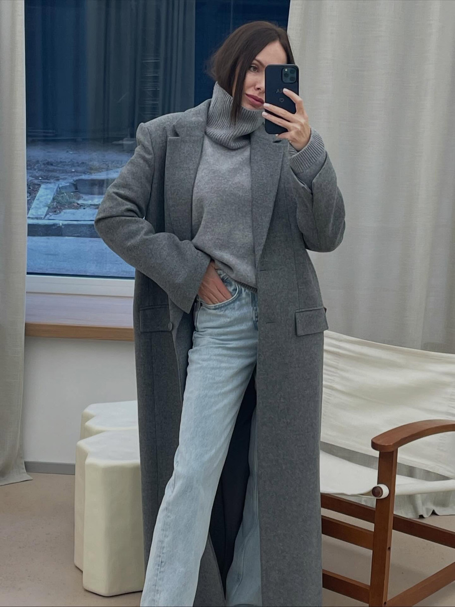 Христина Горняк у сірому луці