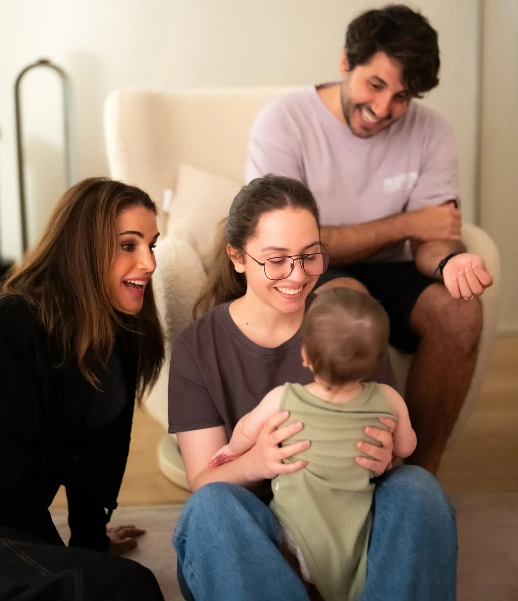 Королева Ранія попозувала з дочкою, онукою та зятем