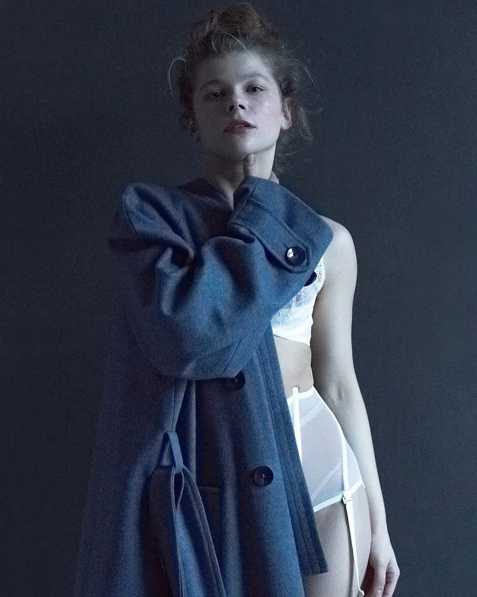 Анастасія Пустовіт позує для фото