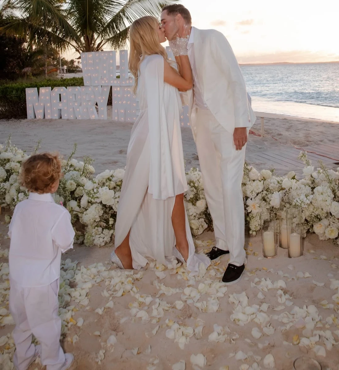 Періс Хілтон зіграє друге весілля з чоловіком