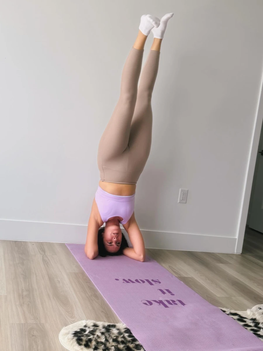 Настя Каменських у стійці на голові