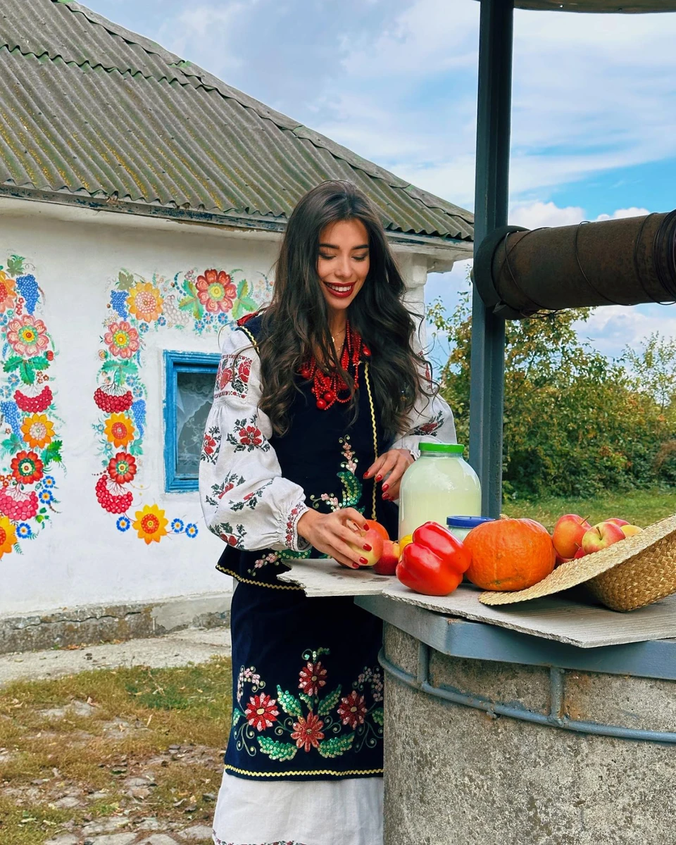 Неплях наробила фото на, в і поряд з петриківським розписом