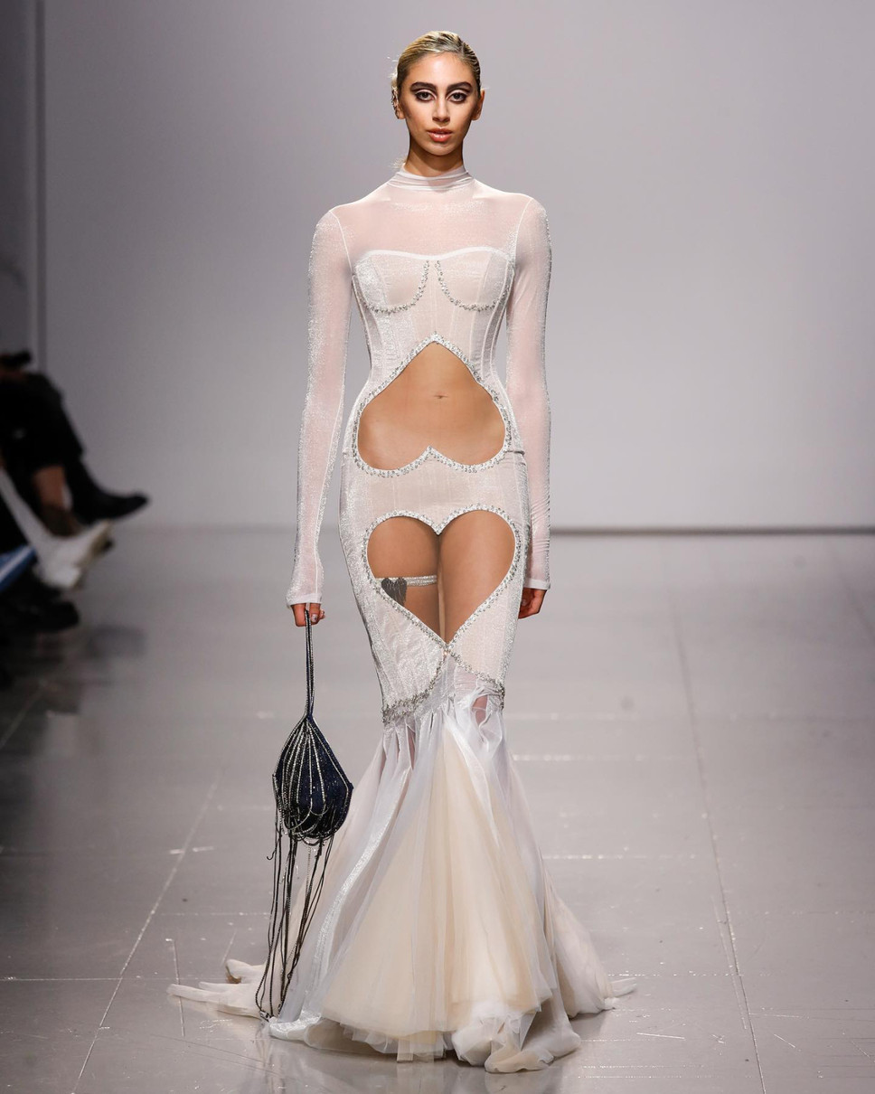 Цю саму сукню Фролов презентував на Тижні моди в Лондоні цьогоріч