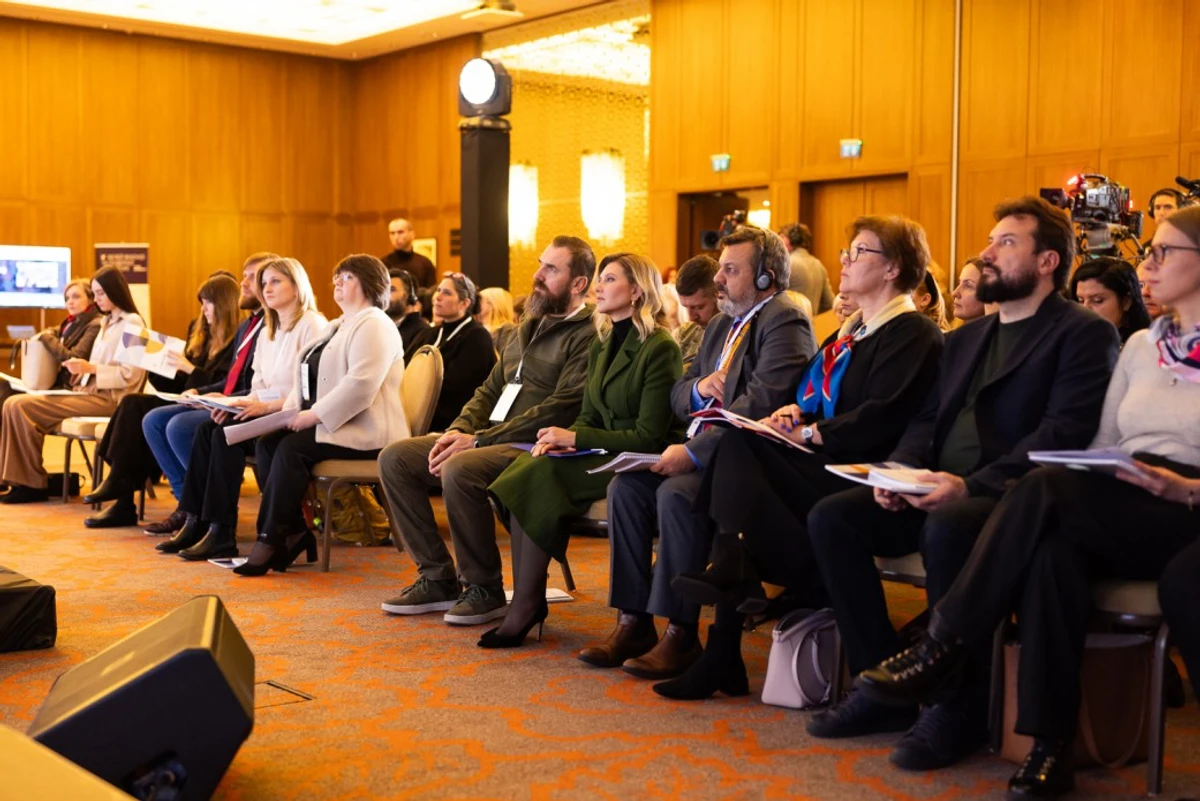 Образ доповнили човниками на підборах