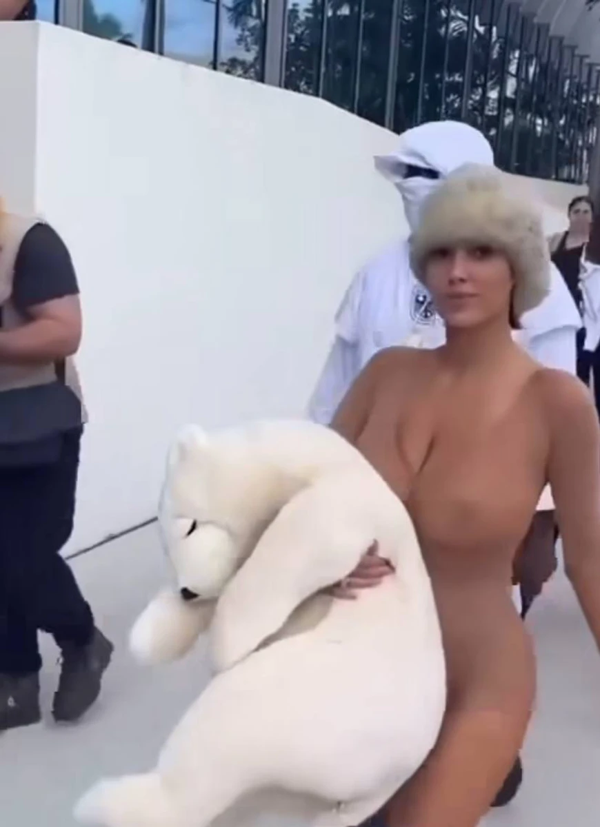 Крім ведмедика Б'янка також здивувала хутряною панамою, тоді як Каньє взагалі закрив обличчя