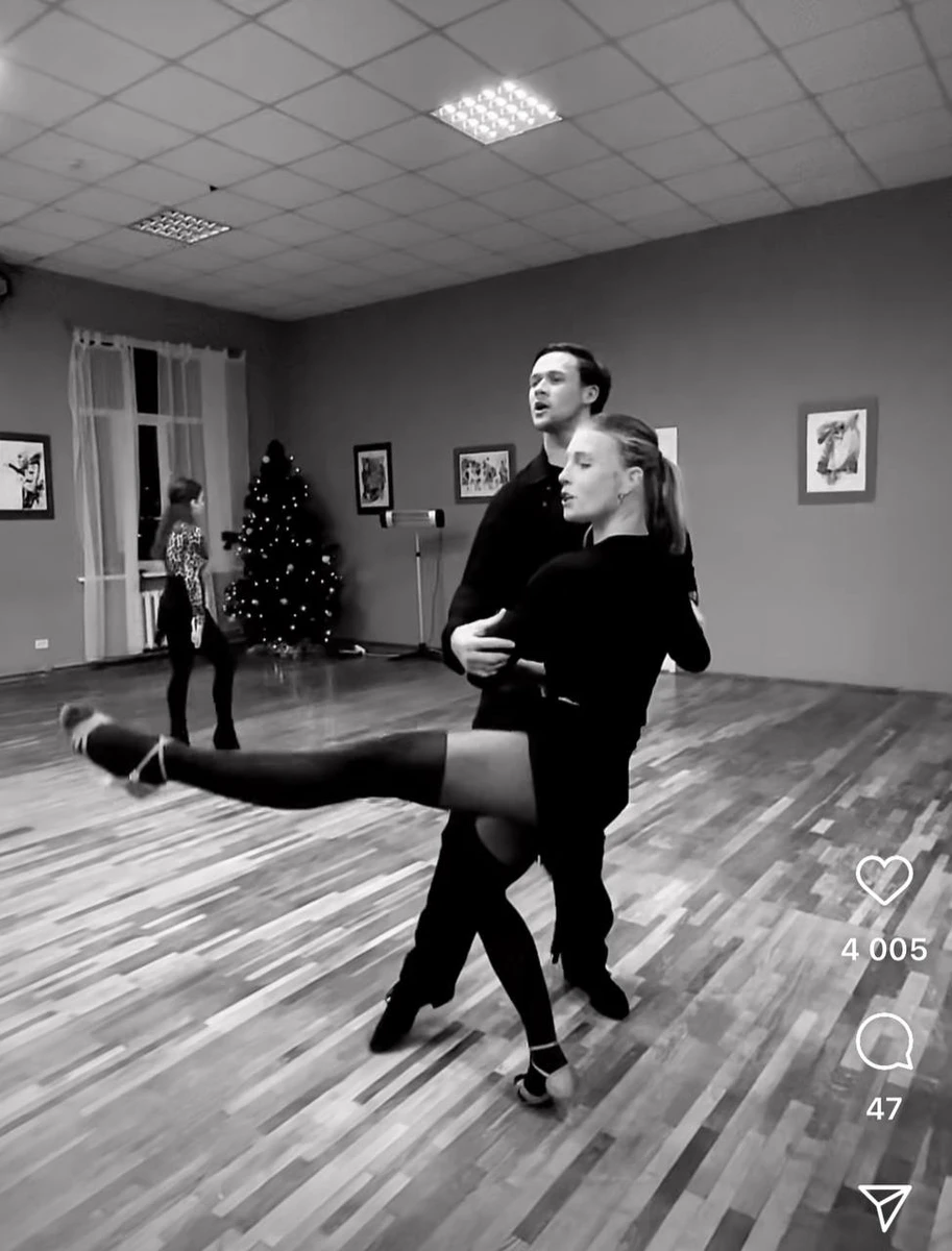 Танцюристи дуже органічно виглядають разом на паркеті