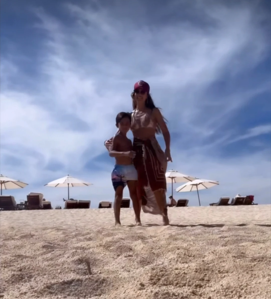 Джессіка Альба відпочиває в Кабо з сином