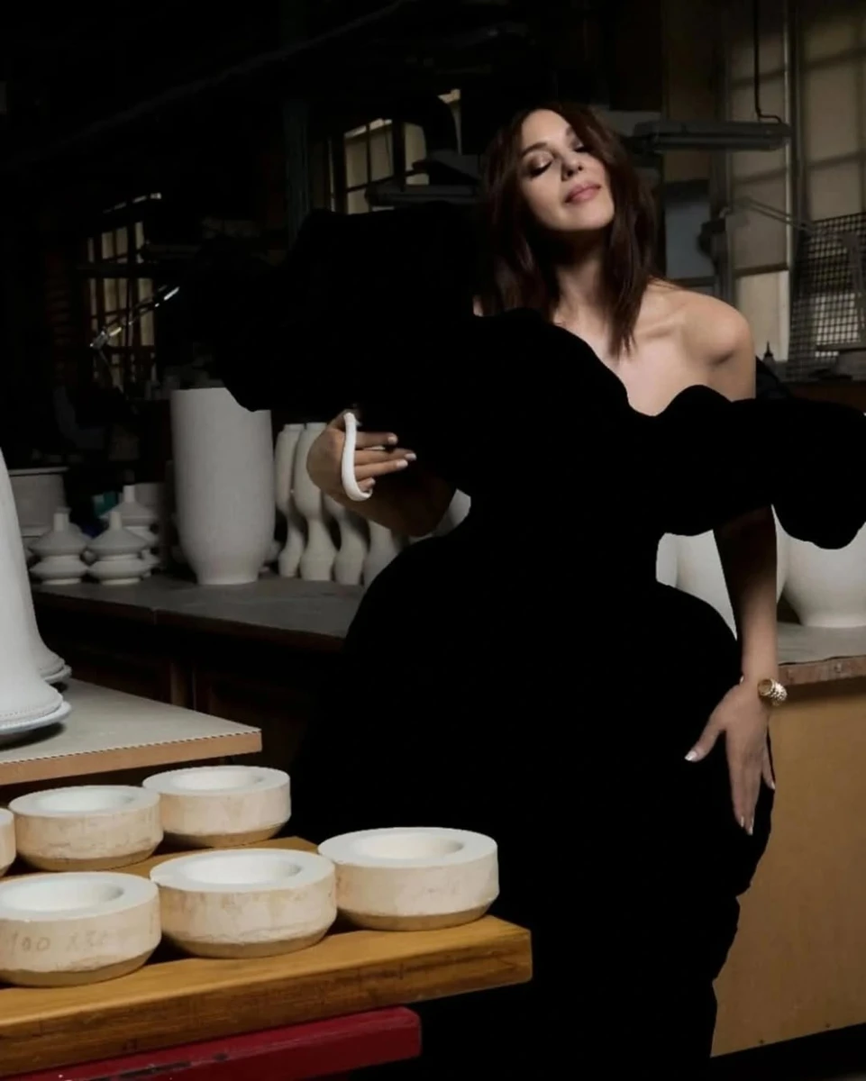 Моніка Белуччі посвітила тонкою талією в чорній сукні